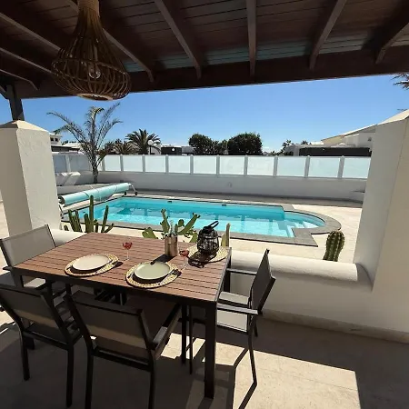 New In Playa Blanca, Lanzarote -adults Only- فيلة