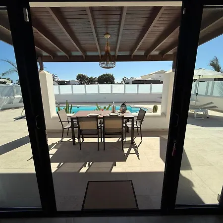 New In Playa Blanca, Lanzarote -adults Only- فيلة